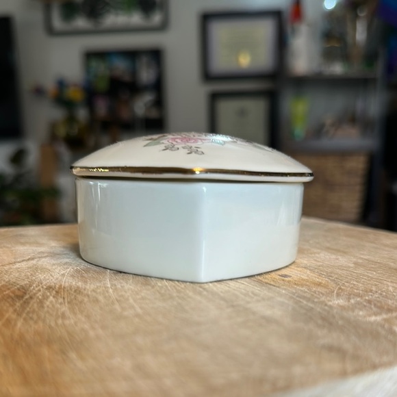 VINTAGE | Romantic Heart-Shaped Ceramic Jewelry Box with Floral Design - Picture 11 of 12